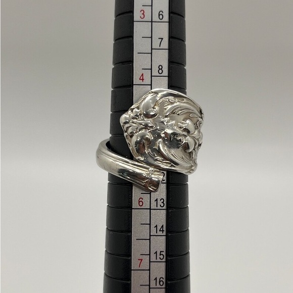 A Beautifull Fluer-de-Lis 925 Marked Reed & Barton Signed Wrap around Ring - Picture 5 of 6